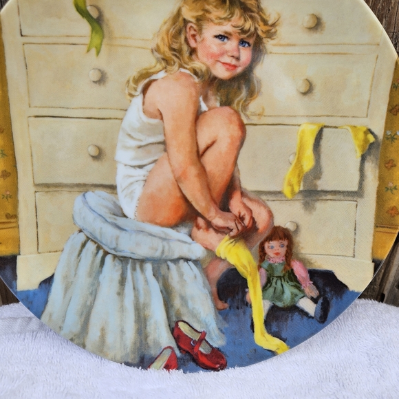 Getting Dressed Decorative Plate with Girl and Doll 1985 - Picture 10 of 15